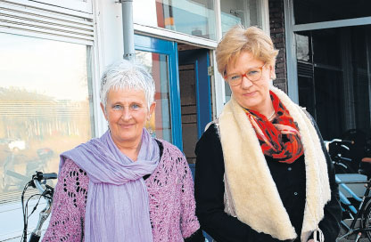 Letty Berk en Hanneke Eilers voor het kantoor van Steunpunt Vluchtelingen De Bilt